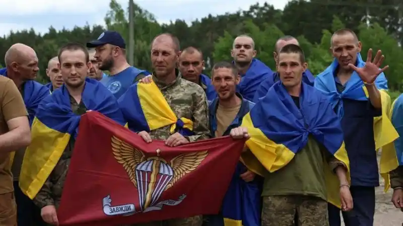 Вісім прикарпатських військових повернулися з полону: зворушлива зустріч на рідній землі