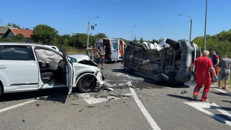На Івано-Франківщині автобус і легковик зіткнулися біля П’ядиків: двоє пасажирів отримали травми