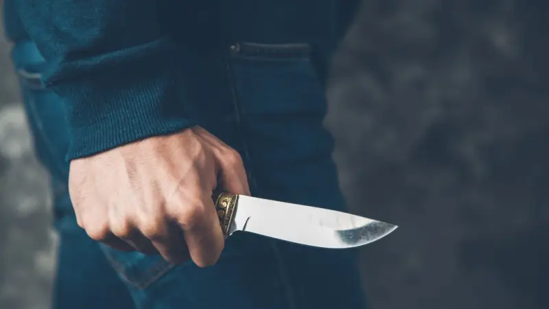 У Франківську поліція затримала чоловіка, який поранив знайомого ножем під час нічної бійки
