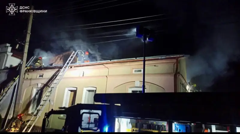 Нічна пожежа на вулиці Героїв Пожежних в Івано-Франківську: рятувальники евакуювали чотирьох мешканців