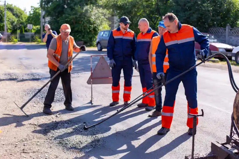 Чиновники Франківської міськради допомагатимуть латати дороги через брак кадрів