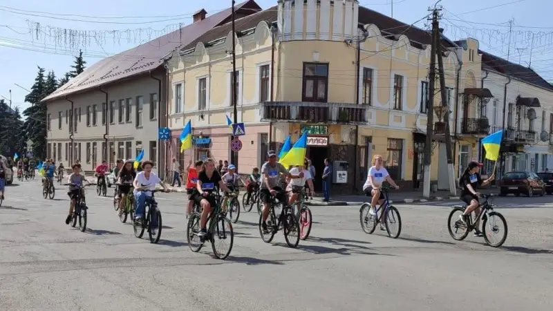 У Тлумачі провели велопробіг на честь загиблих військових: участь взяли майже 80 мешканців громади