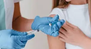 В Україні дівчат щеплюватимуть від ВПЛ з 12 років: нові правила вакцинації стартують у 2026 році