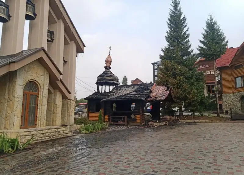 На Прикарпатті вогонь знищив капличку біля церкви у Поляниці
